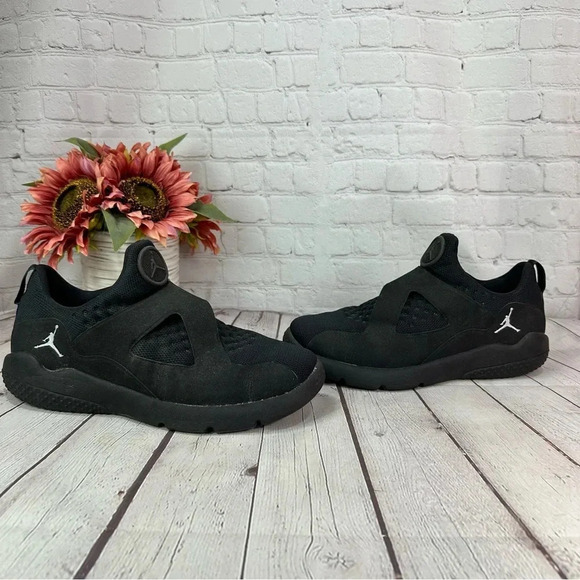 nike jordan trainer essentials black with silver logo and metallic fleck